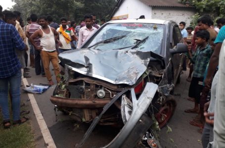 चाकुलिया में अवैध शराब कारोबारी ने तीन को रौंदा